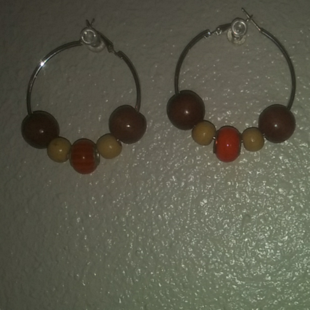 🆓 with Orange glass beads & wood beads earrings